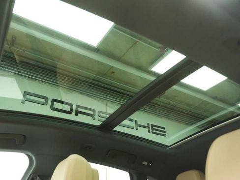 Used 2025 Porsche Macan AWD/4WD image 36