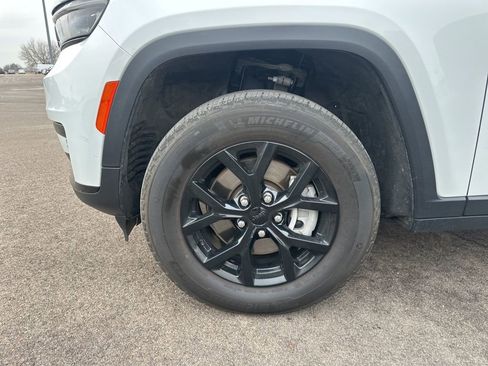 Used 2024 Jeep Grand Cherokee L Laredo image 16