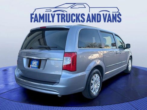 Used 2016 Chrysler Town & Country Touring image 5