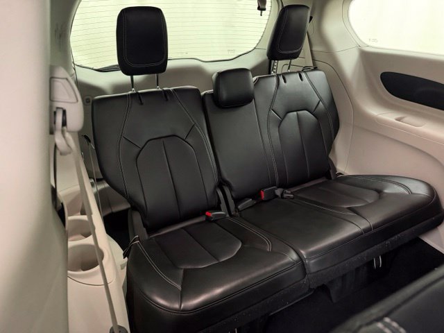 Used 2024 Chrysler Pacifica Limited FWD image 16