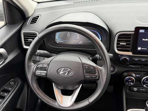 Used 2024 Hyundai Venue SEL FWD image 14