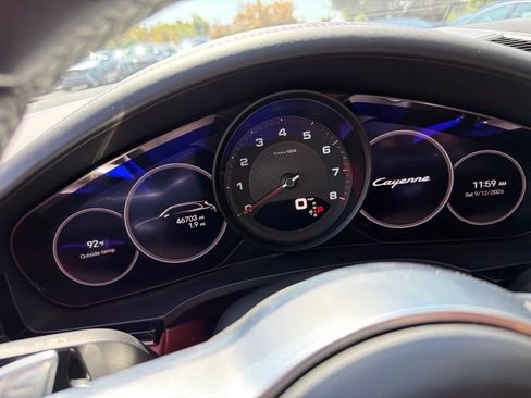 Used 2023 Porsche Cayenne w/ Premium Package AWD/4WD image 5