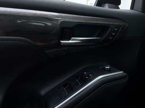 Used 2023 Toyota Highlander Limited FWD image 24