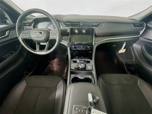 New 2025 Jeep Grand Cherokee Altitude image 9