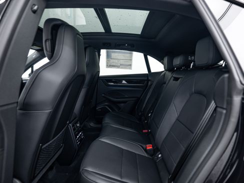 Certified 2025 Porsche Macan 4S Electric AWD/4WD image 23