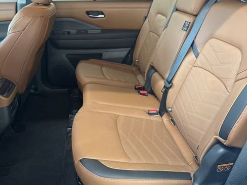 Certified 2025 Nissan Pathfinder Platinum w/ Black Appearance Package FWD image 26