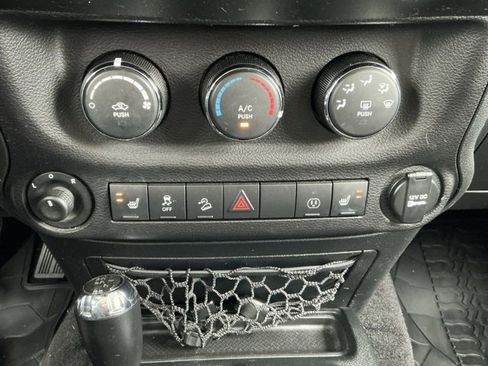 Used 2017 Jeep Wrangler Unlimited Sahara w/ Connectivity Group image 11