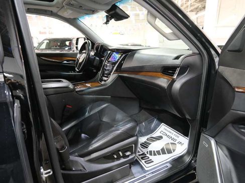 Used 2019 Cadillac Escalade ESV Luxury image 34