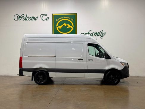 Used 2025 Mercedes-Benz Sprinter 2500 image 8