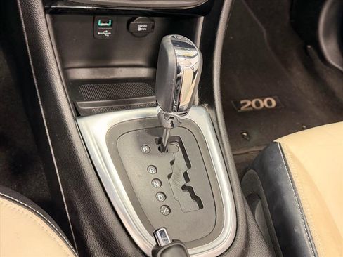 Used 2013 Chrysler 200 Limited image 26