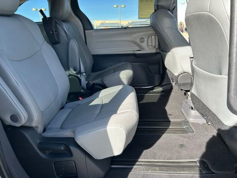 Used 2022 Toyota Sienna XLE image 26