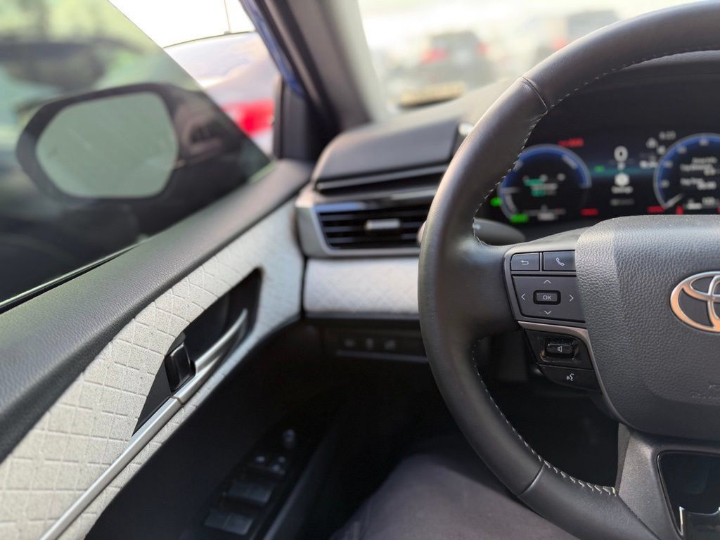 Used 2025 Toyota Camry XLE FWD image 7