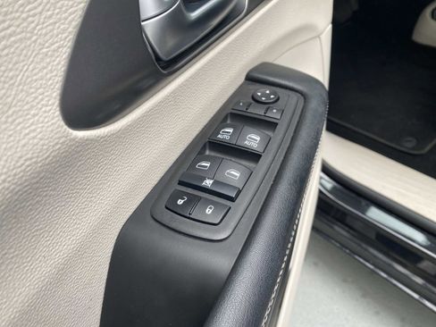 Used 2023 Chrysler Pacifica Touring-L image 16