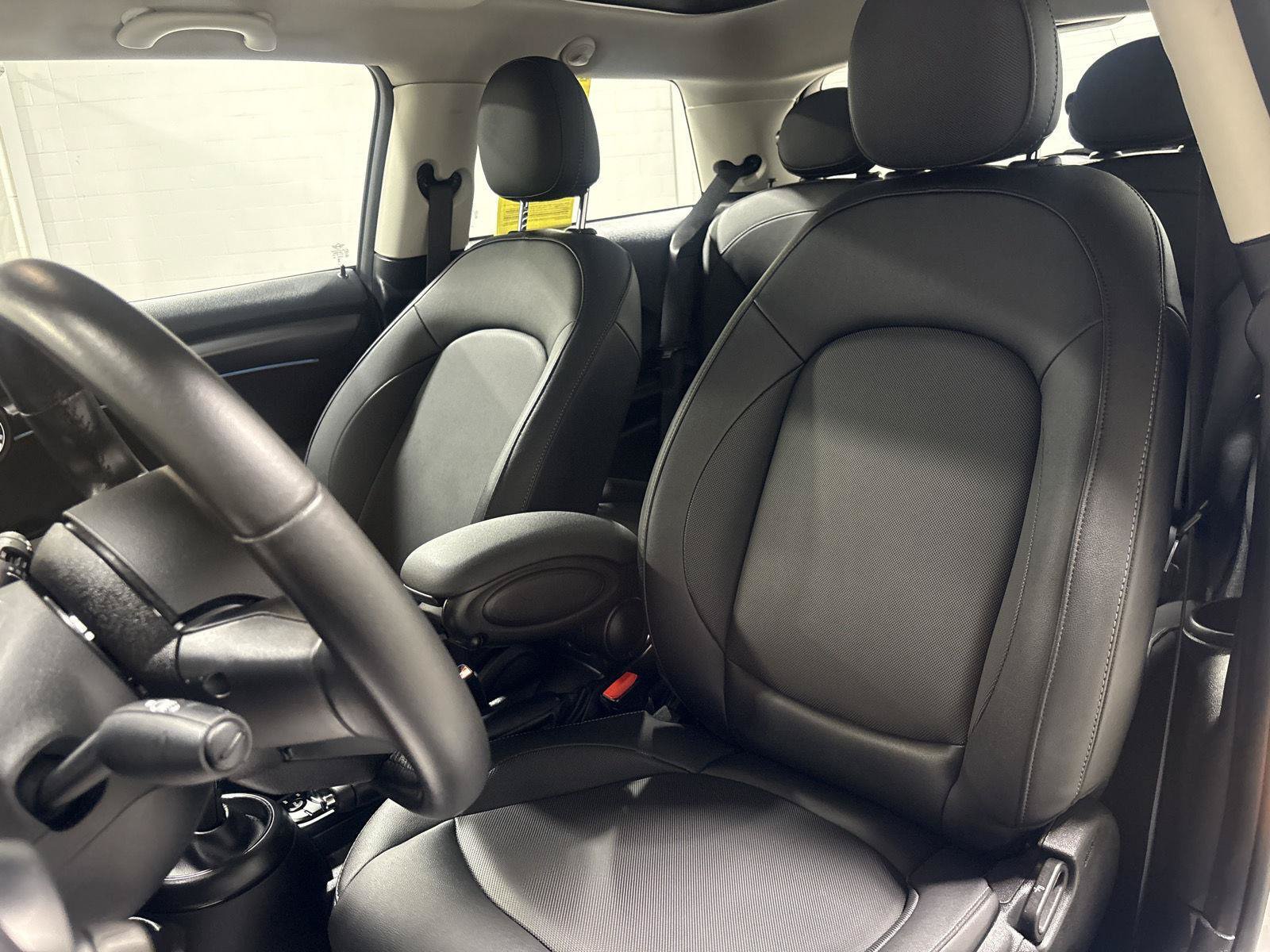 Used 2024 MINI Cooper 2-Door Hardtop FWD image 4