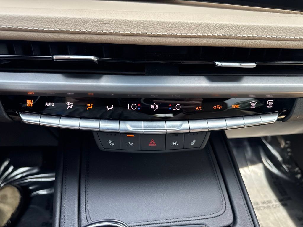 Used 2024 Cadillac XT4 Luxury w/ Cold Weather Package FWD image 20