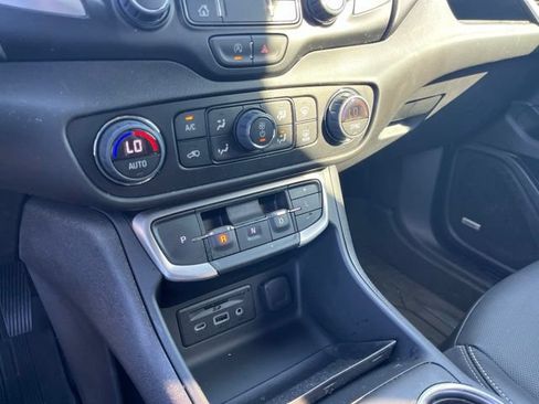 Used 2024 GMC Terrain SLT w/ Infotainment Package II FWD image 22