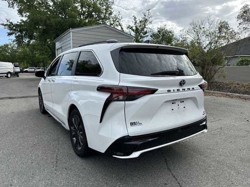Used 2021 Toyota Sienna XSE image 4