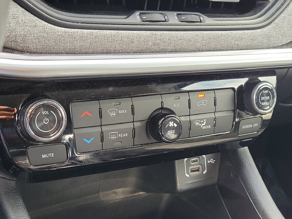 Used 2022 Jeep Compass Latitude FWD image 16