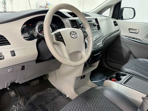Used 2013 Toyota Sienna SE FWD image 12