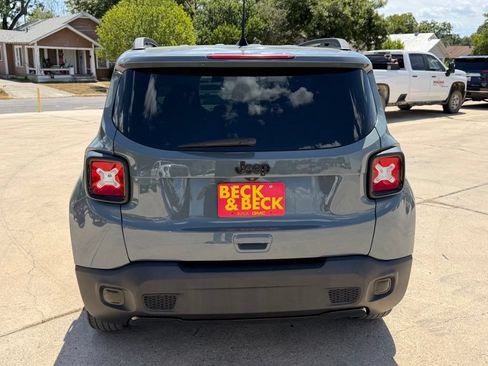 Used 2018 Jeep Renegade Altitude FWD image 5