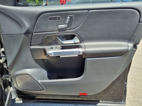 Used 2023 Mercedes-Benz GLB 250 4MATIC w/ Premium Package image 13