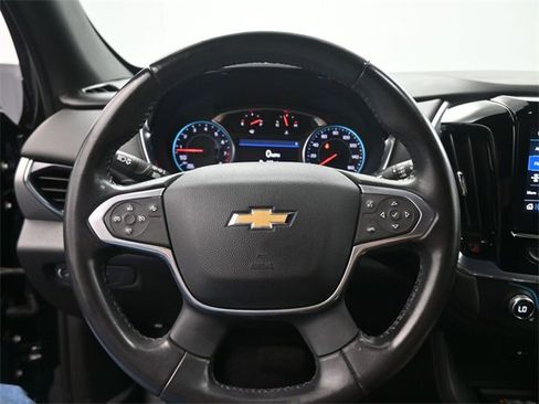 Used 2022 Chevrolet Traverse LT image 2