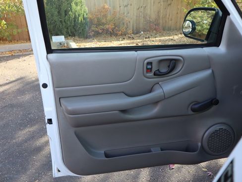 Used 2000 GMC Sonoma SL w/ Cold-Climate Pkg image 17