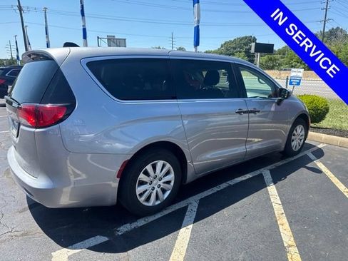 Used 2020 Chrysler Voyager L FWD image 5
