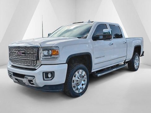 Used 2018 GMC Sierra 2500 Denali w/ Suspension Package, Off-Road AWD/4WD image 3