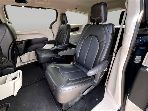 Used 2023 Chrysler Pacifica Touring-L FWD image 19