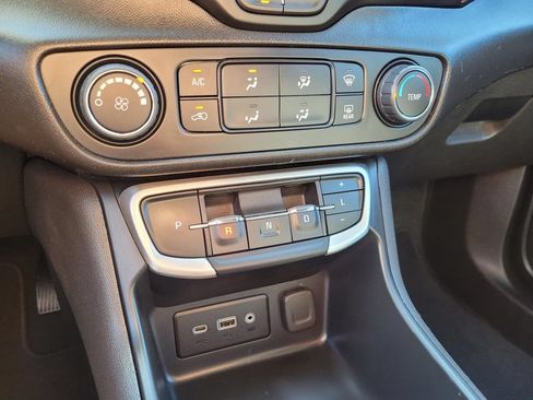 Used 2024 GMC Terrain SLE AWD/4WD image 23