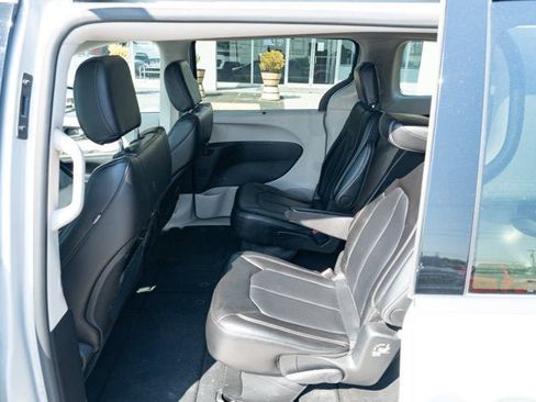 Certified 2024 Chrysler Pacifica Touring-L FWD image 28