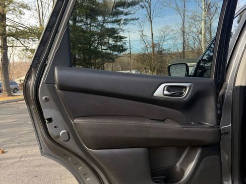 Used 2017 Nissan Pathfinder SV image 9
