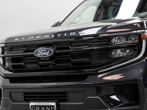 Used 2025 Ford Expedition Active AWD/4WD image 2