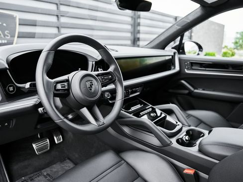Used 2026 Porsche Cayenne Turbo AWD/4WD image 2