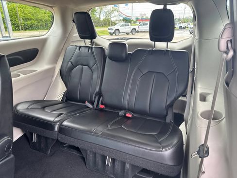 Used 2023 Chrysler Pacifica Touring-L FWD image 23