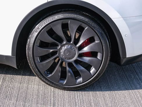 Used 2022 Tesla Model Y Performance AWD/4WD image 9