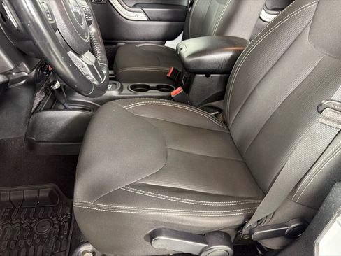 Used 2017 Jeep Wrangler Unlimited Sahara AWD/4WD image 12