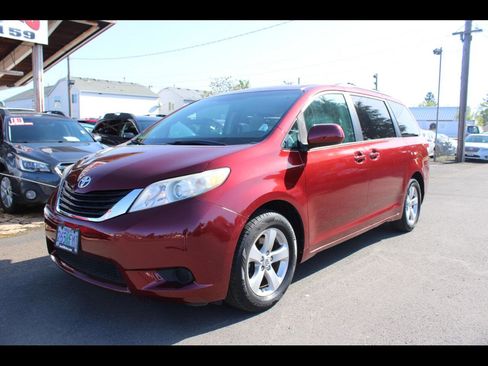 Used 2011 Toyota Sienna LE FWD image 1