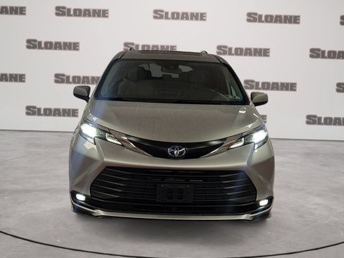 Used 2025 Toyota Sienna XLE FWD image 8