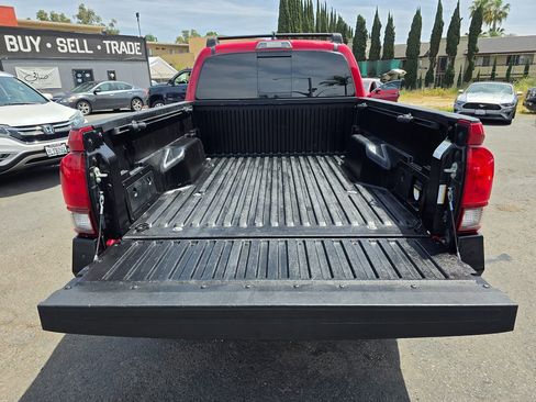 Used 2018 Toyota Tacoma TRD Off-Road w/ Technology Package AWD/4WD image 13