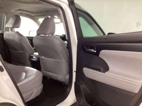 Used 2025 Toyota Highlander XLE AWD/4WD image 18