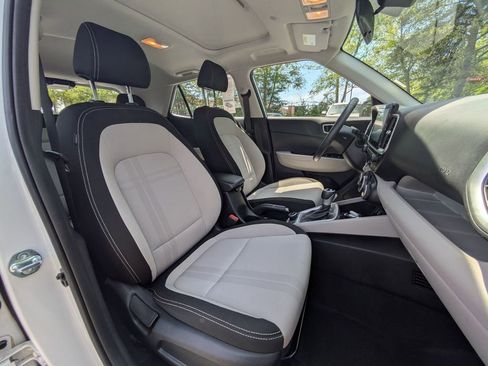 Used 2025 Hyundai Venue SEL FWD image 25