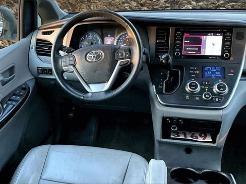 Used 2018 Toyota Sienna XLE w/ XLE Navigation Package image 5