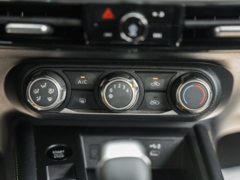 Used 2025 Nissan Kicks SV AWD/4WD image 28