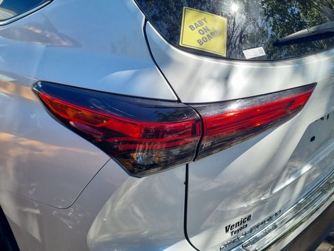 Used 2022 Toyota Highlander XLE FWD image 11