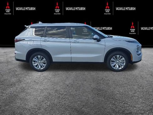 New 2026 Mitsubishi Outlander ES FWD image 3
