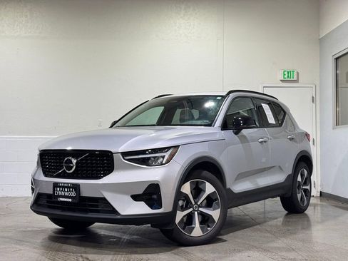 Used 2023 Volvo XC40 B5 Plus AWD/4WD image 4