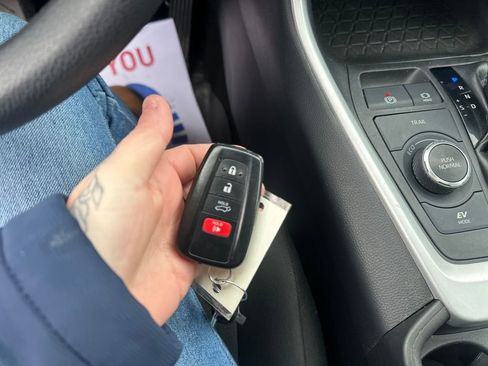 Used 2021 Toyota RAV4 XLE w/ Convenience Package image 28