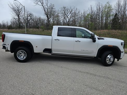Used 2025 GMC Sierra 3500 Denali Ultimate AWD/4WD image 3
